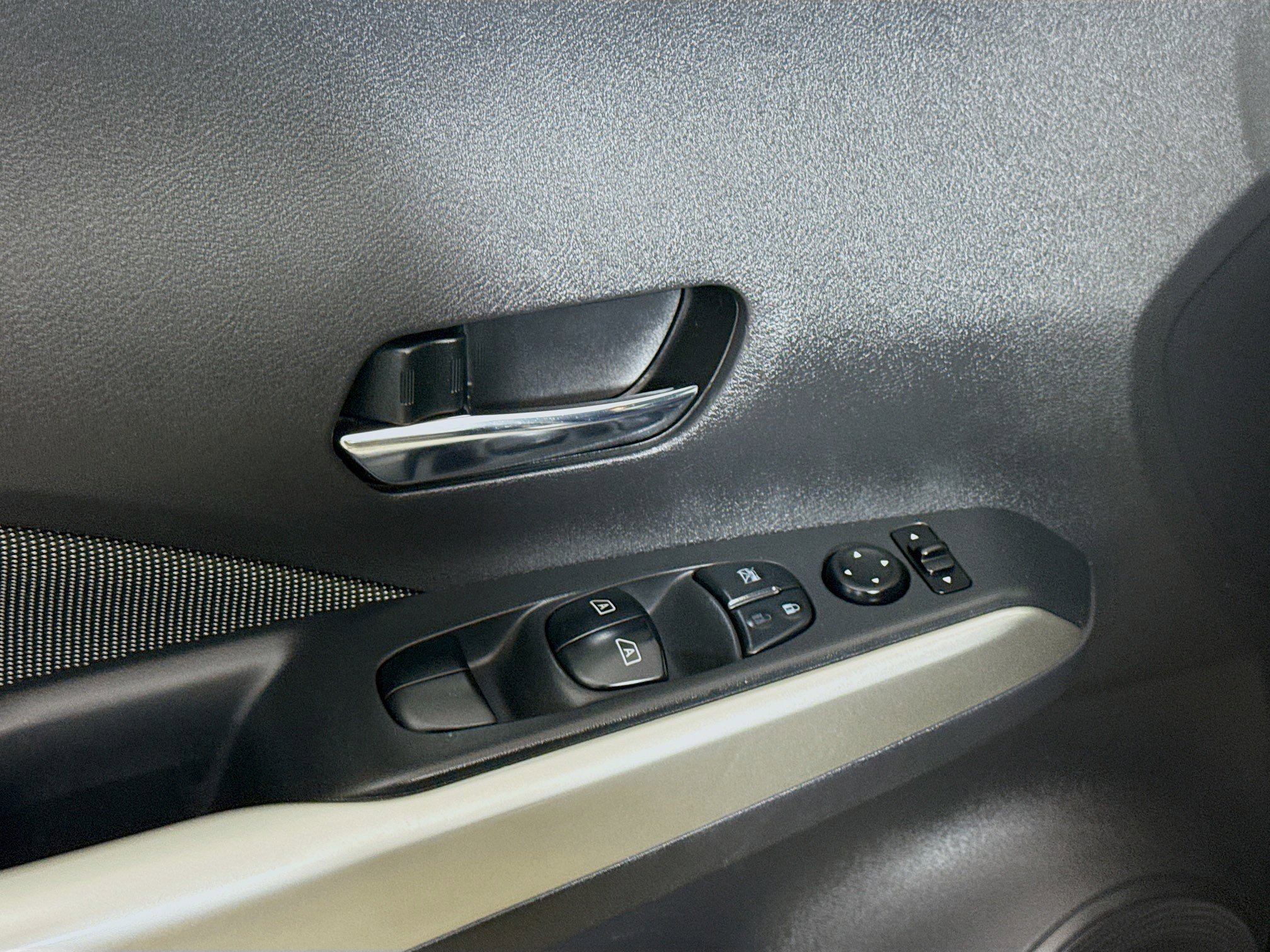 Used 2018 Nissan Kicks SV FWD image 24