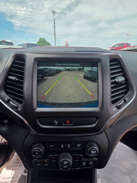 Used 2020 Jeep Cherokee Trailhawk w/ Cold Weather Group AWD/4WD image 18
