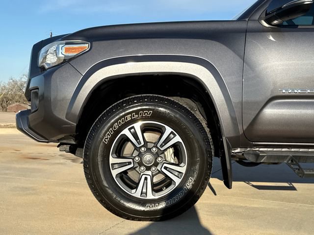 Used 2018 Toyota Tacoma TRD Sport w/ Technology Package image 5