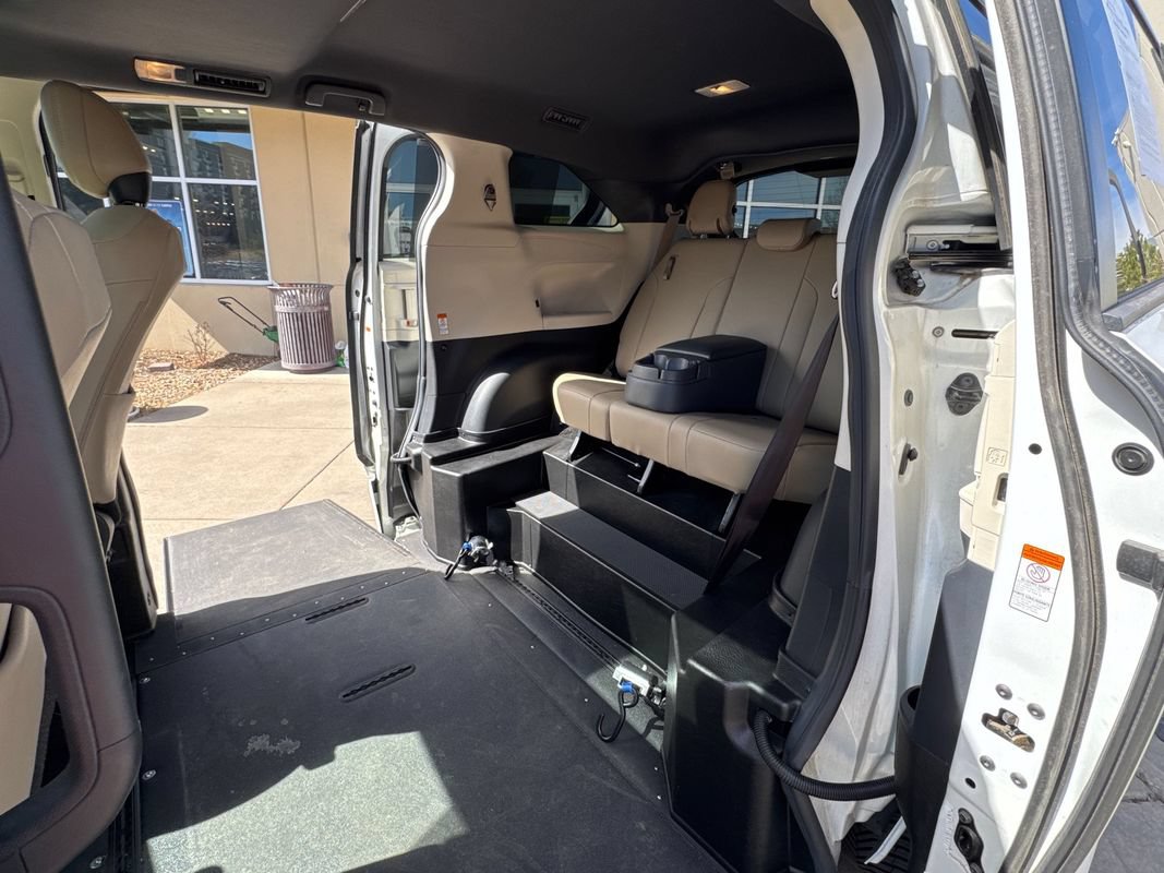 Used 2021 Toyota Sienna XLE AWD/4WD image 6