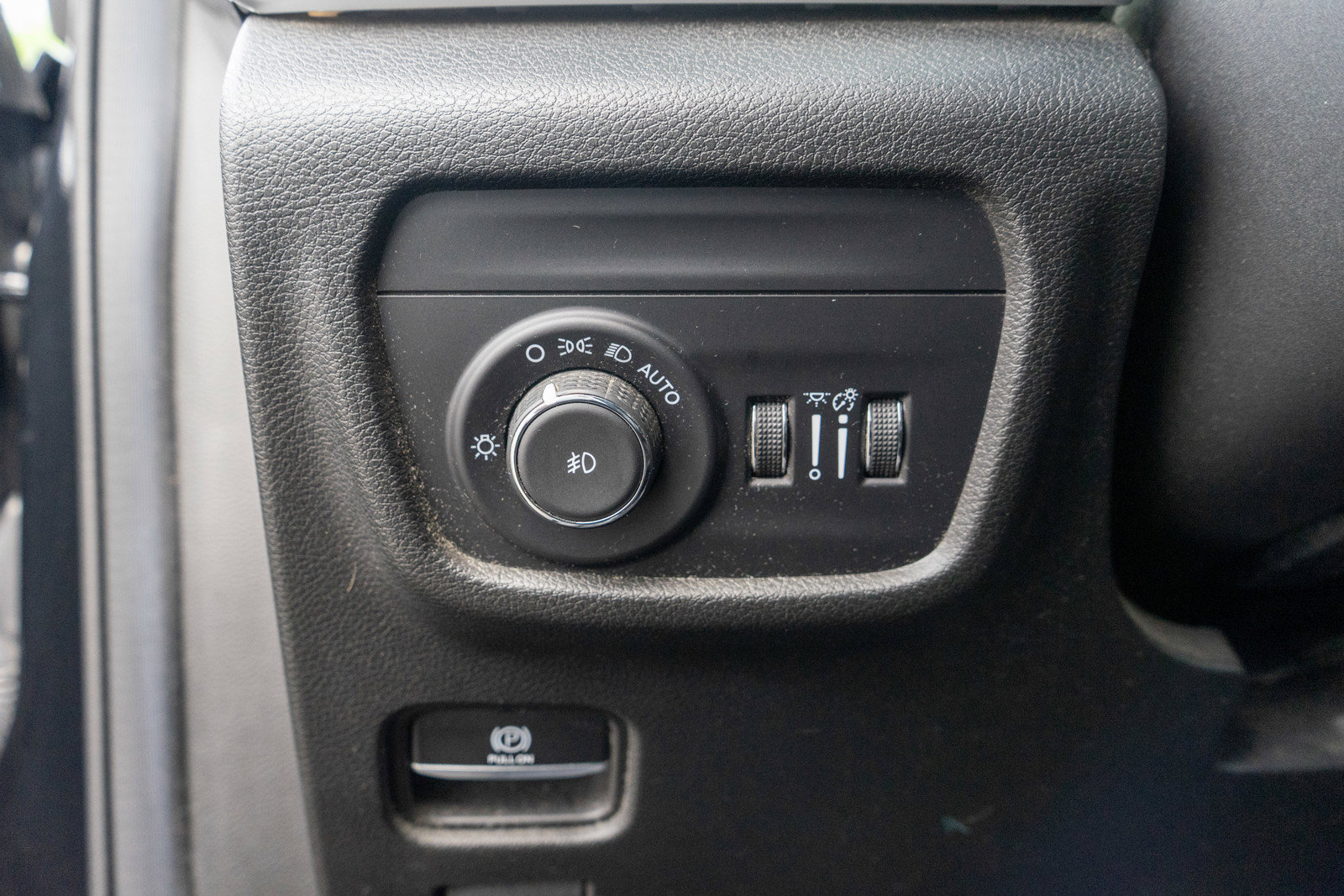 Used 2023 Jeep Grand Cherokee Limited w/ Black Appearance Package AWD/4WD image 17