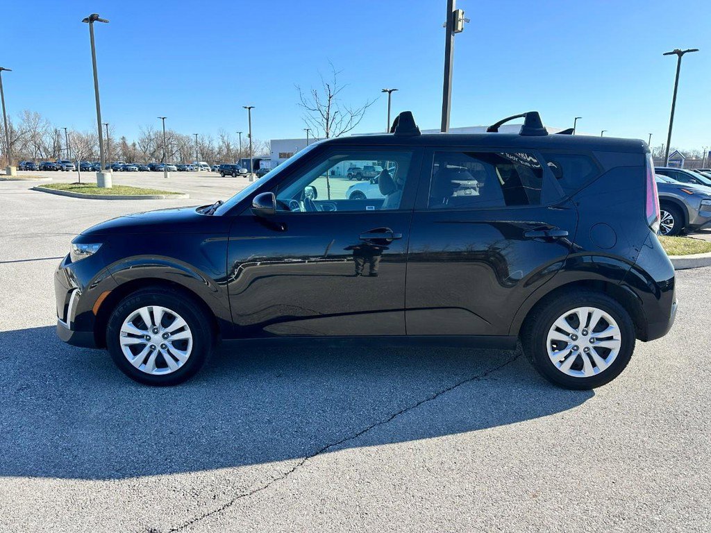 Used 2023 Kia Soul LX image 2
