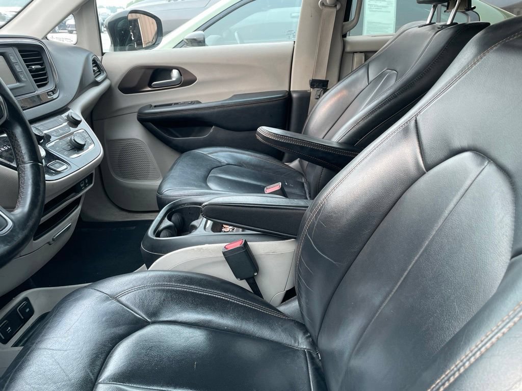 Used 2017 Chrysler Pacifica Touring-L FWD image 2