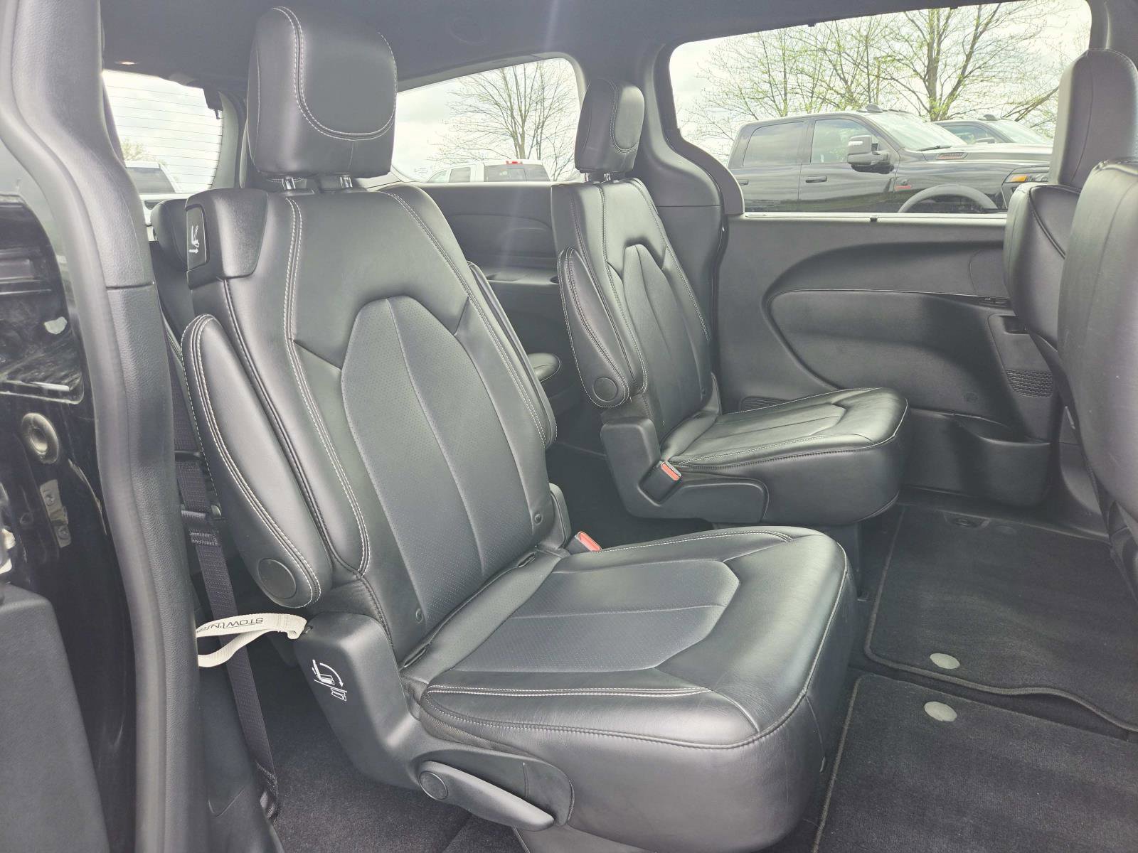 Used 2025 Chrysler Pacifica Select image 17