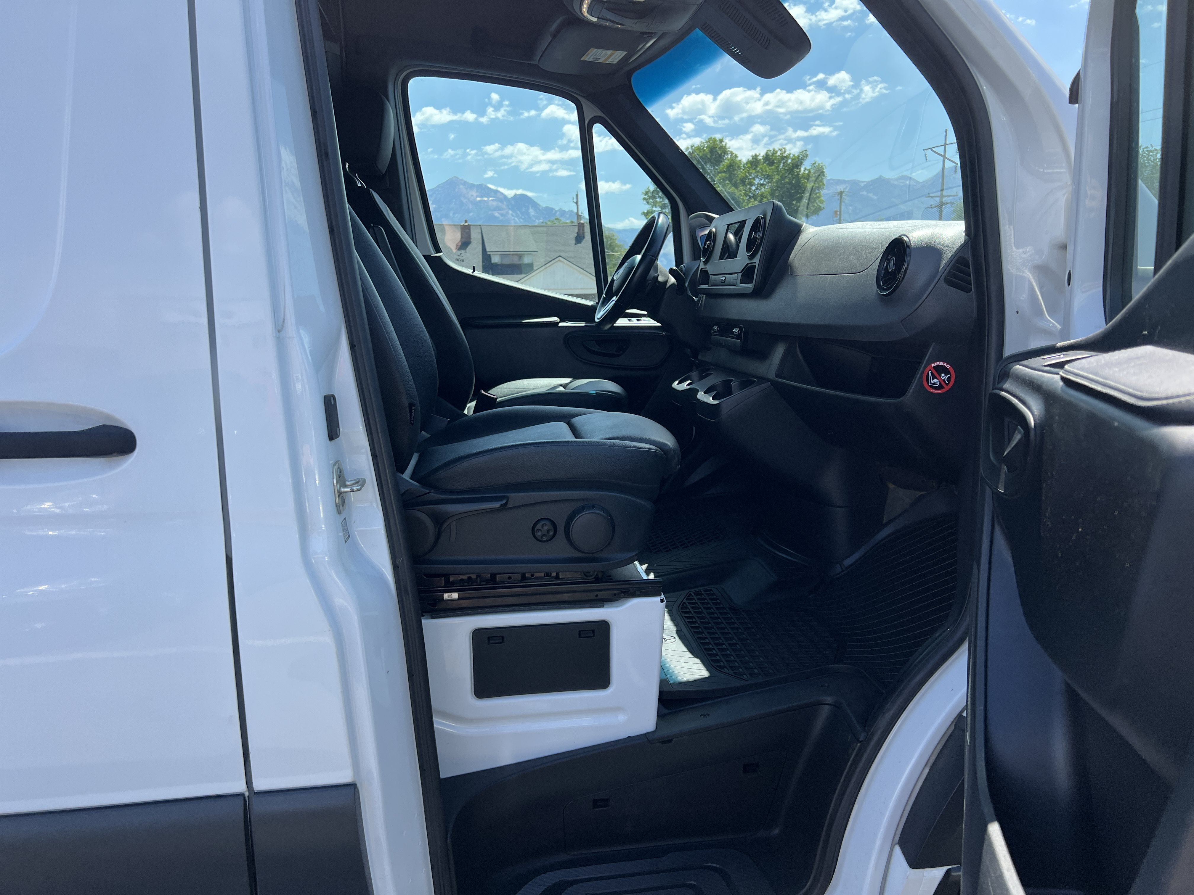 Used 2021 Freightliner Sprinter 2500 RWD image 15