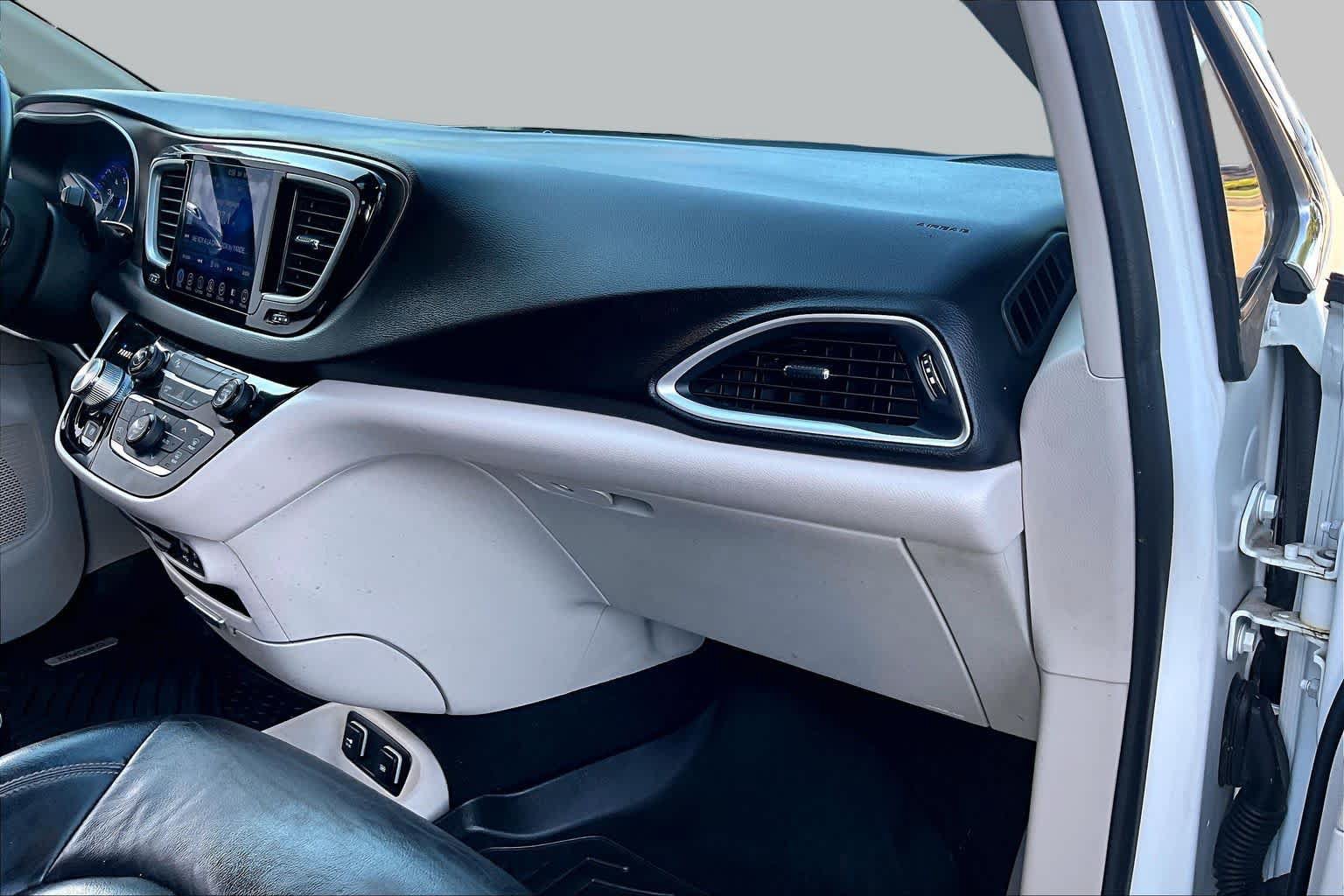 Used 2017 Chrysler Pacifica Touring-L FWD image 18