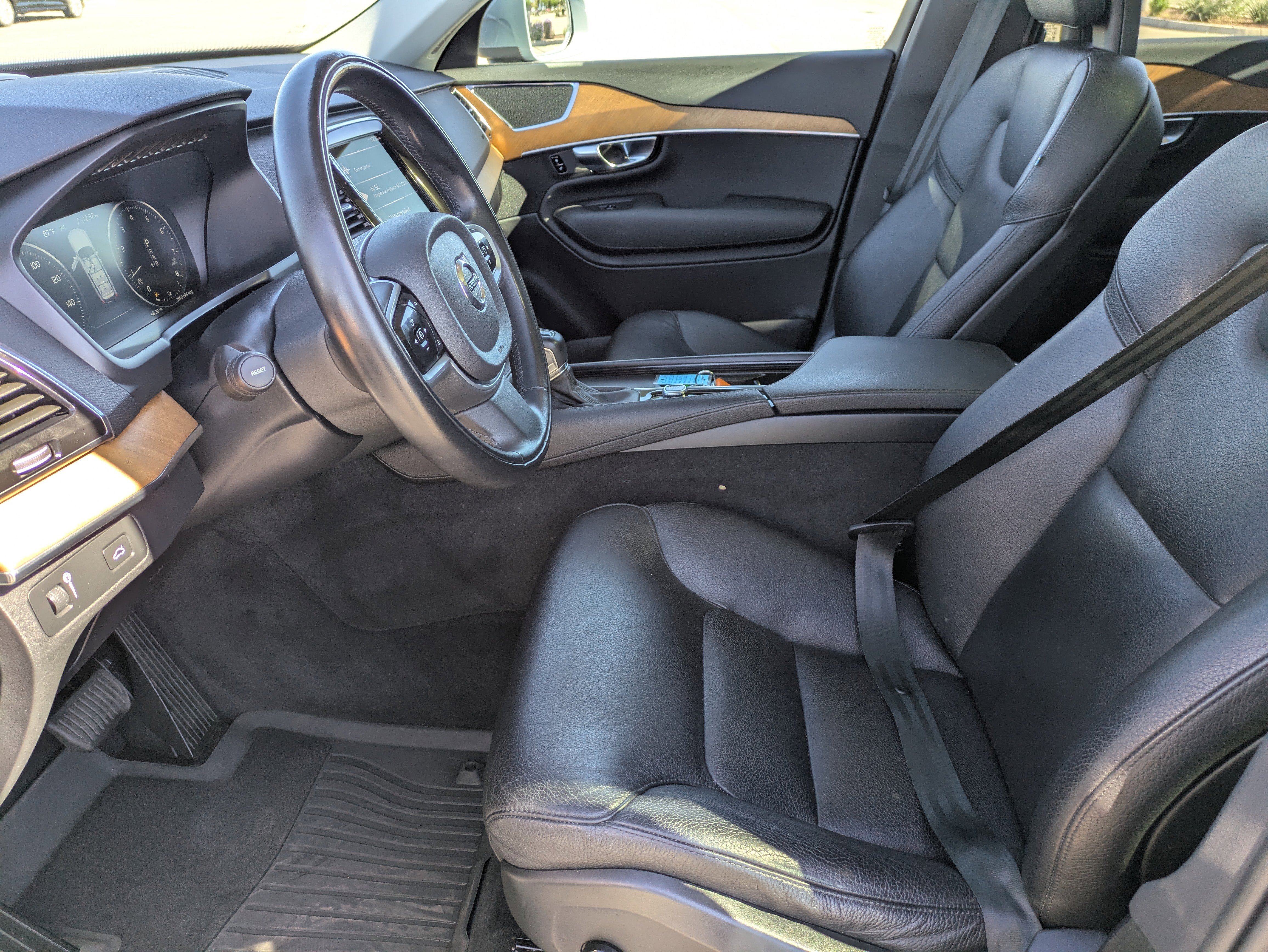 Used 2022 Volvo XC90 T5 Momentum w/ Advanced Package image 26