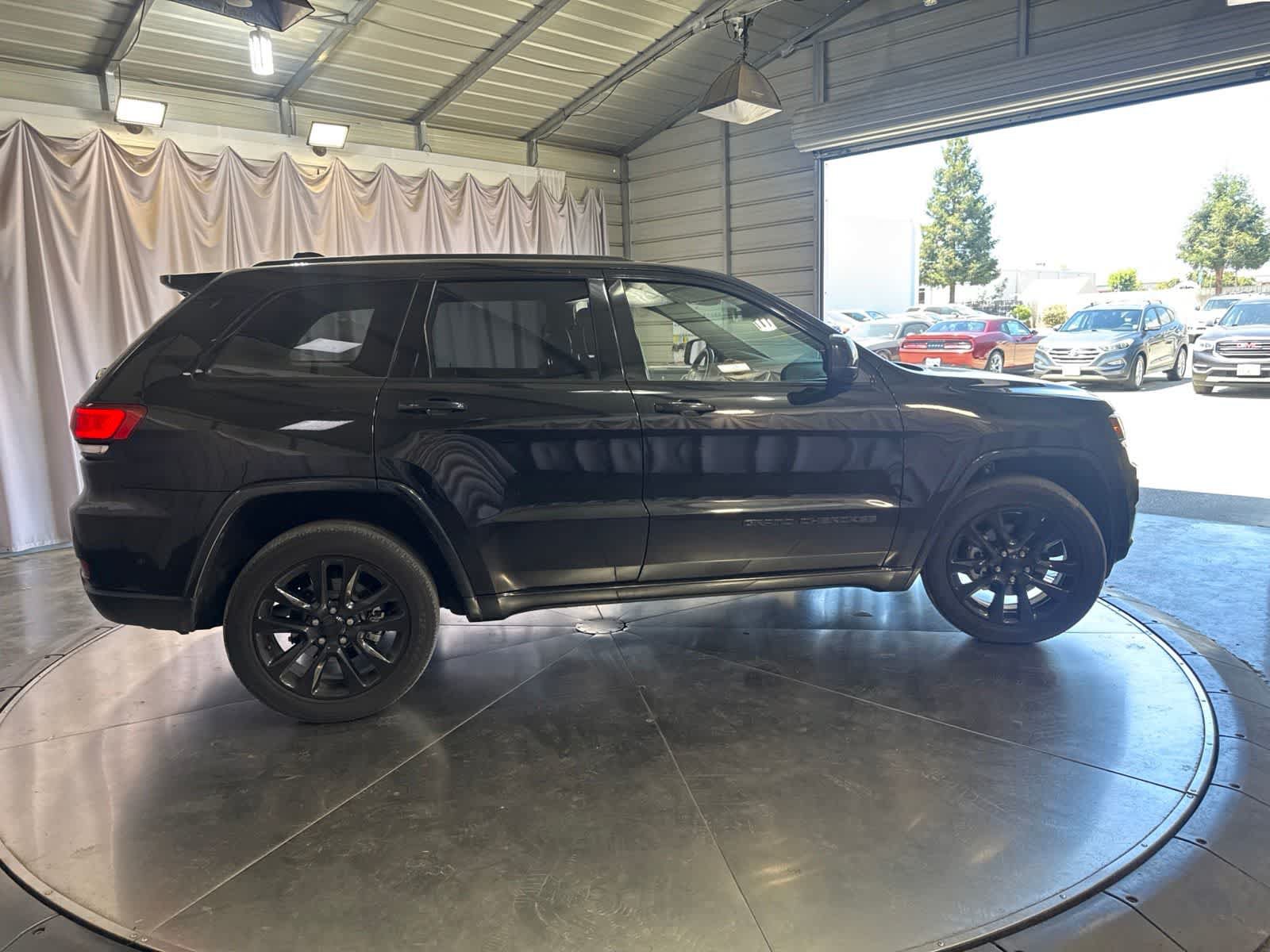 Used 2018 Jeep Grand Cherokee Altitude AWD/4WD image 4