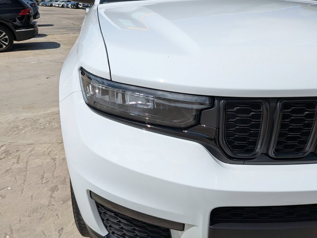 Used 2025 Jeep Grand Cherokee L Limited w/ Black Appearance Package RWD image 10