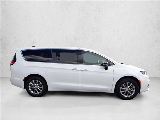 New 2026 Chrysler Pacifica Select AWD/4WD image 5