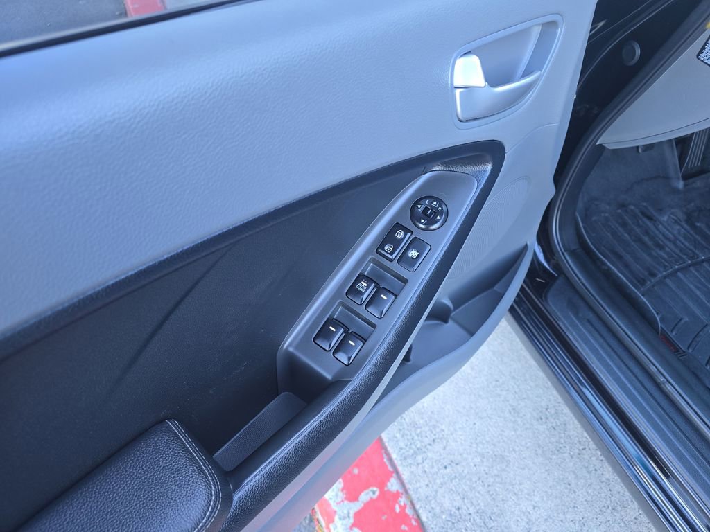 Used 2018 Kia Forte LX image 11