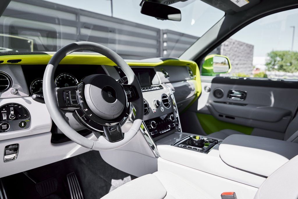 Used 2024 Rolls-Royce Cullinan image 2