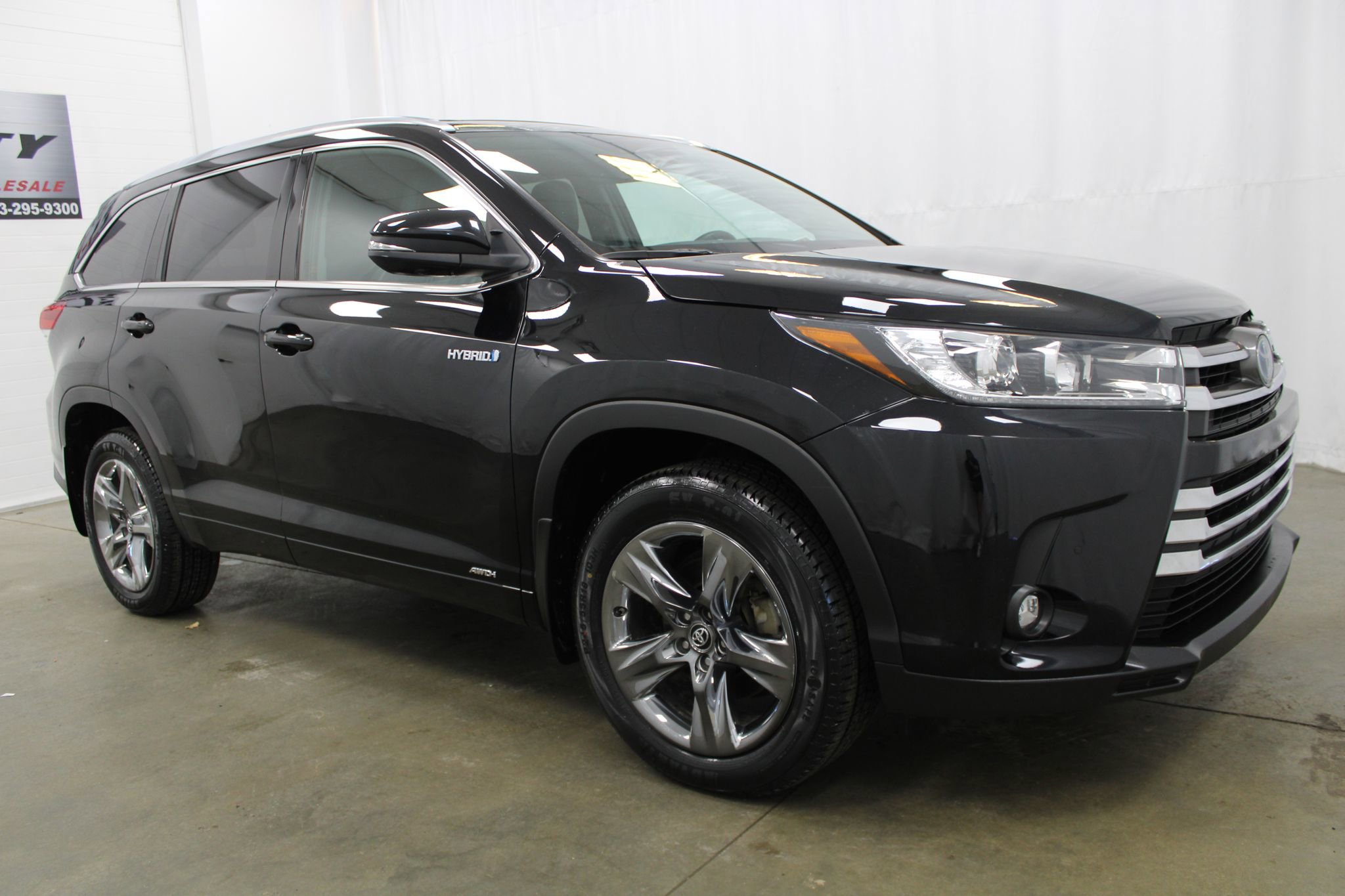 Used 2019 Toyota Highlander Limited Platinum image 3