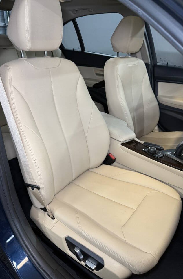 Used 2017 BMW 320i xDrive Sedan AWD/4WD image 8