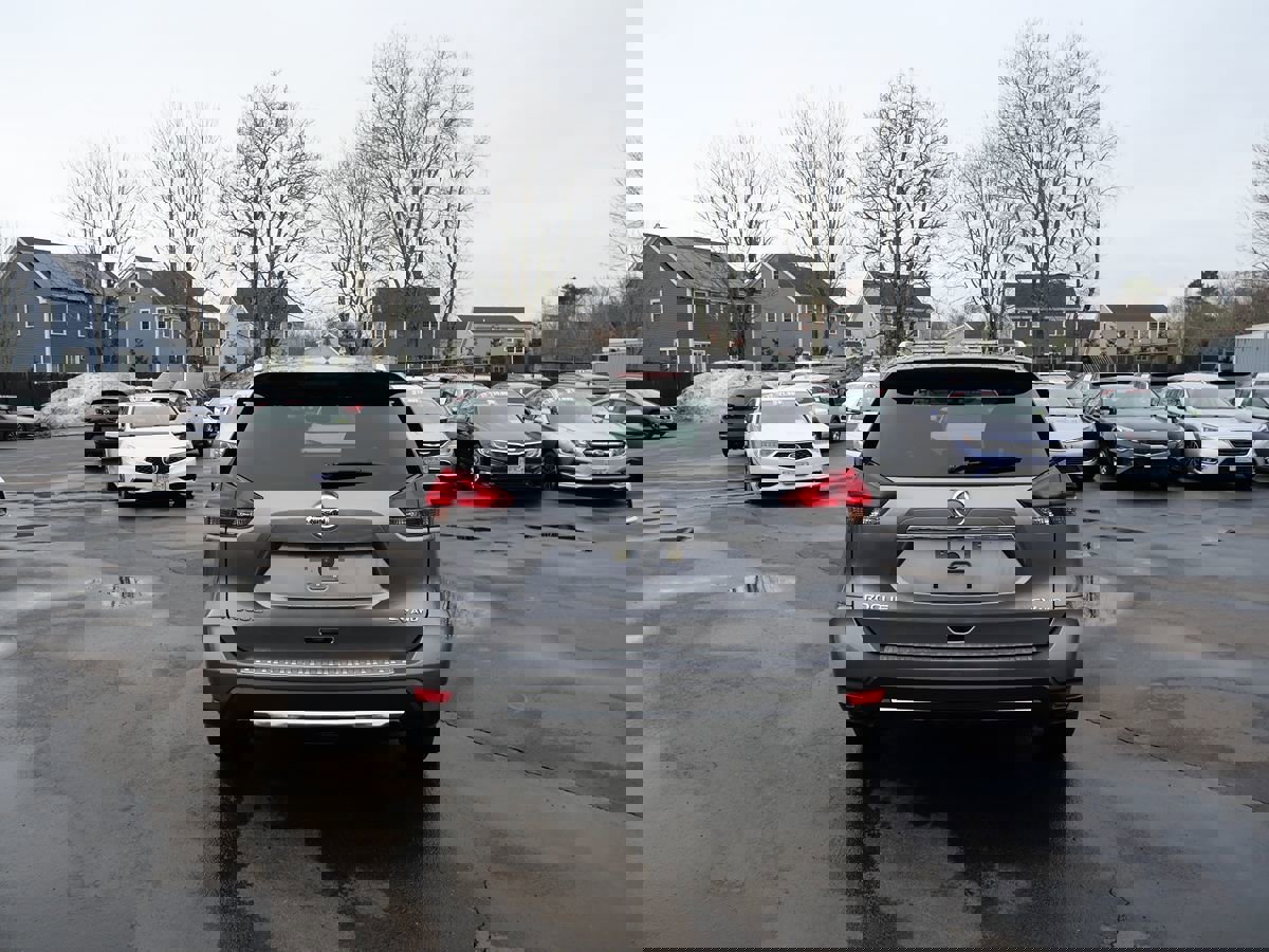 Used 2017 Nissan Rogue SV w/ SV Premium Package image 4