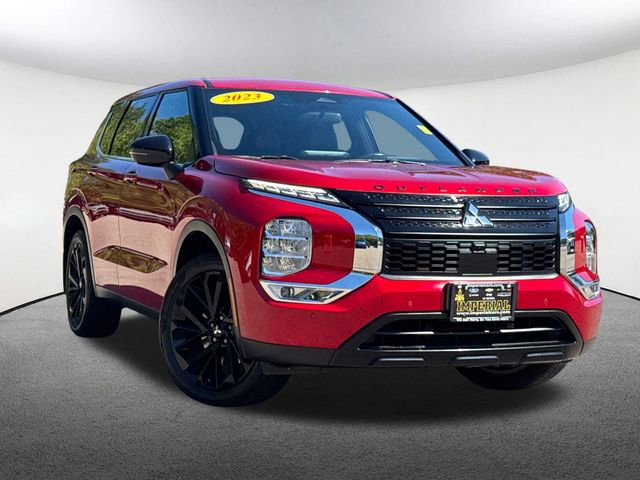 Used 2023 Mitsubishi Outlander SE image 2