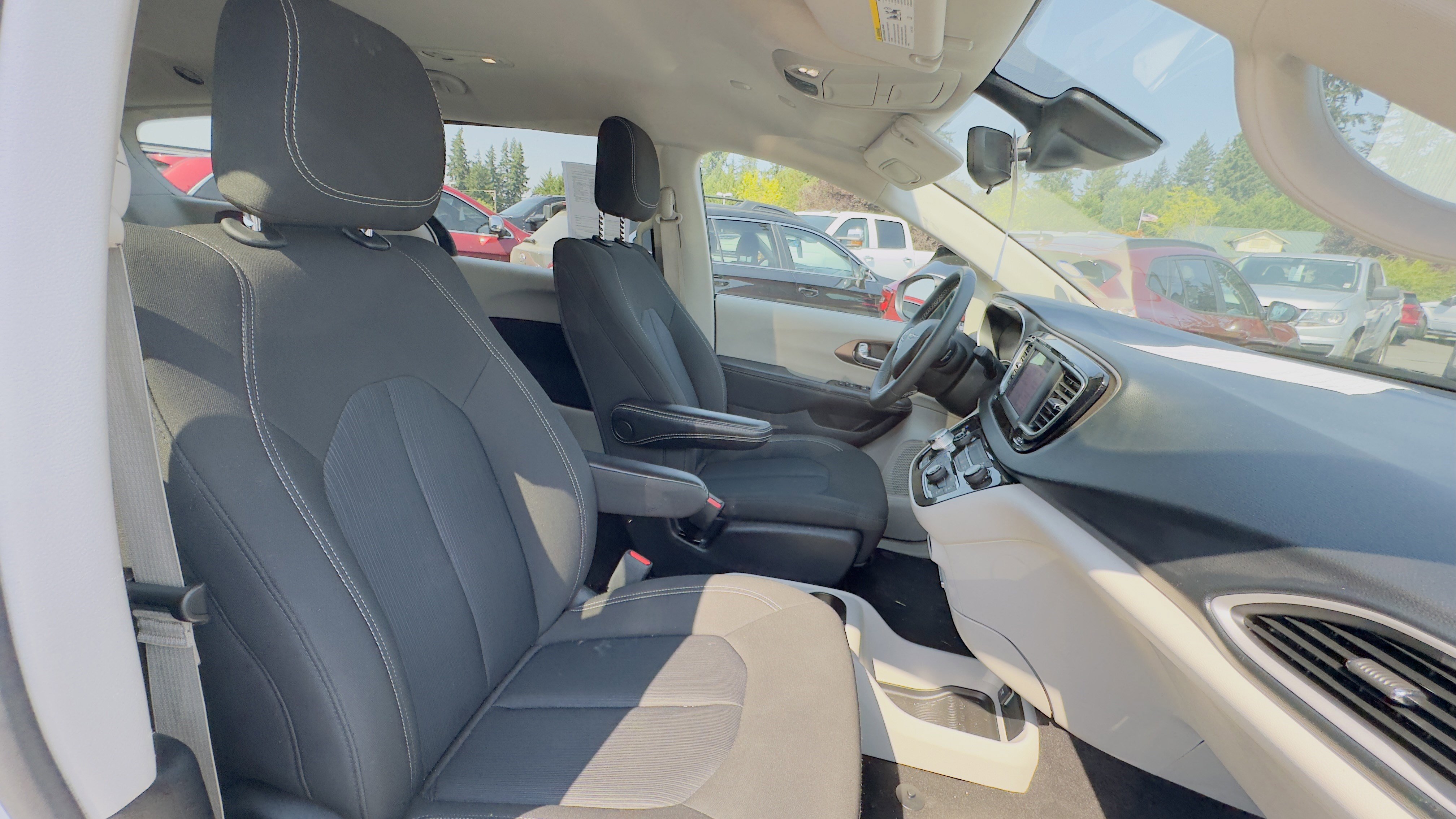 Used 2023 Chrysler Voyager LX image 7