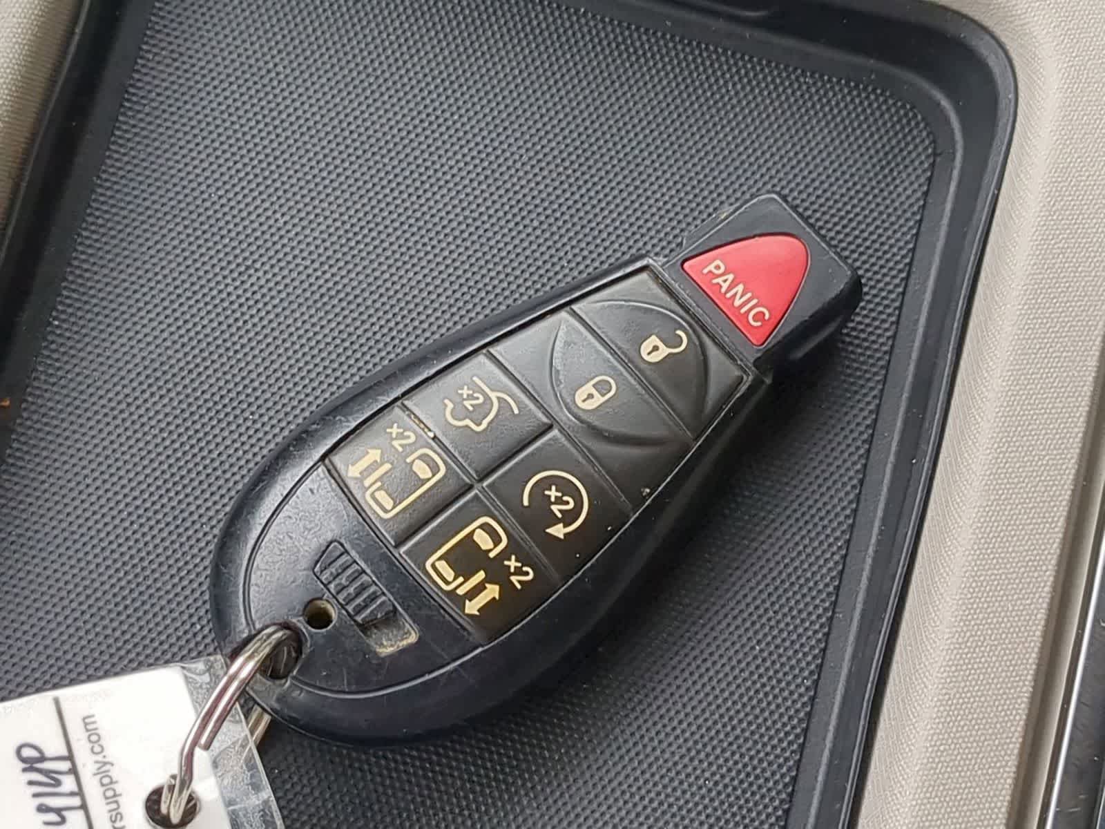 Used 2013 Chrysler Town & Country Touring-L FWD image 32