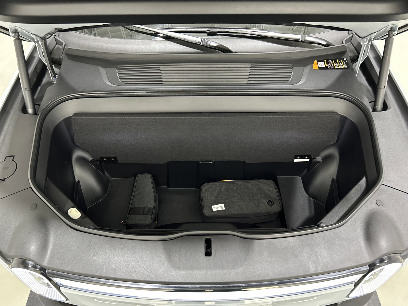 Used 2023 Rivian R1S Adventure image 14