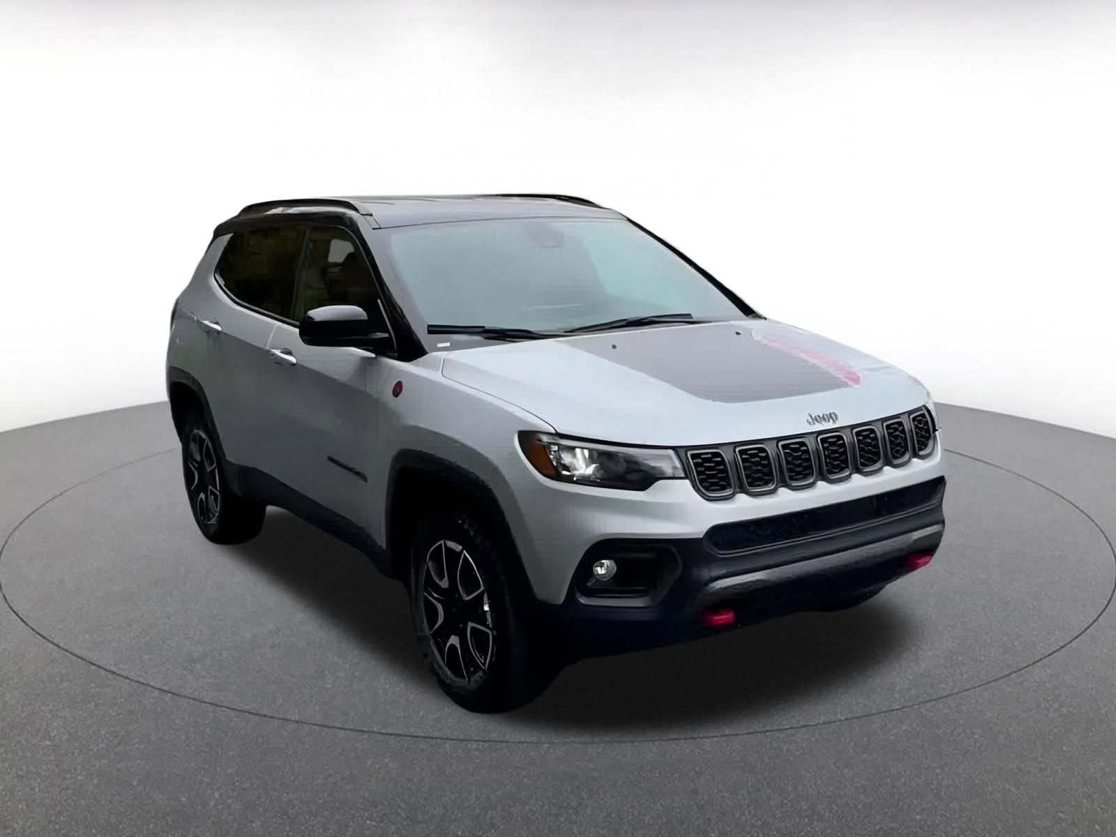 Used 2025 Jeep Compass Trailhawk image 3