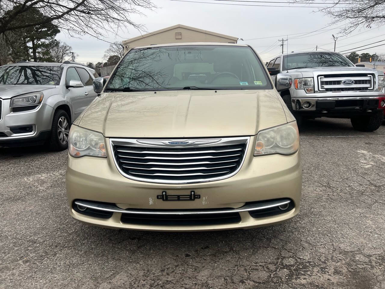 Used 2012 Chrysler Town & Country Touring-L w/ Entertainment Group #2 image 3