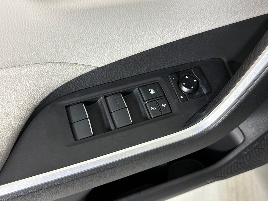 Used 2021 Toyota RAV4 XLE Premium AWD/4WD image 15