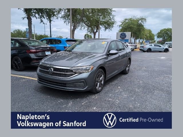 Used 2023 Volkswagen Jetta SE image 1
