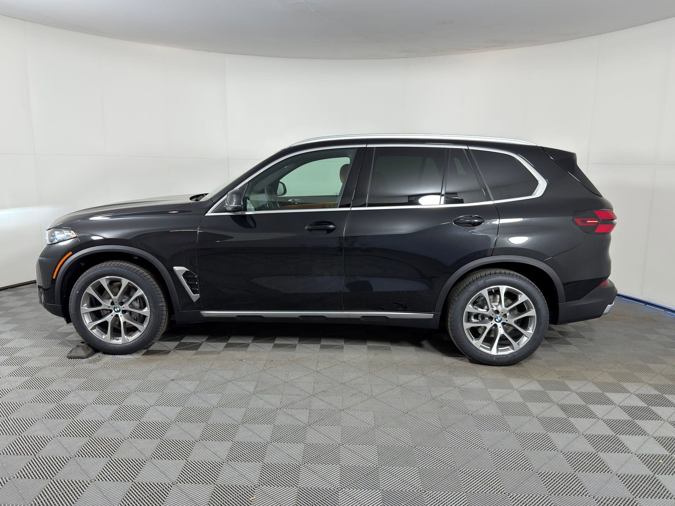 Used 2026 BMW X5 sDrive40i w/ Parking Assistance Package RWD image 2