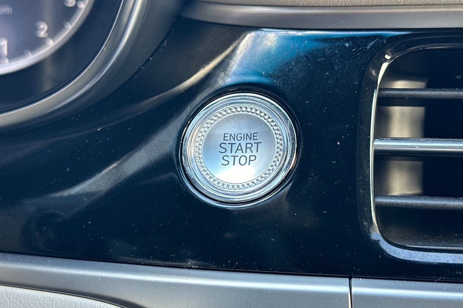 Used 2025 Genesis G70 2.5T image 23