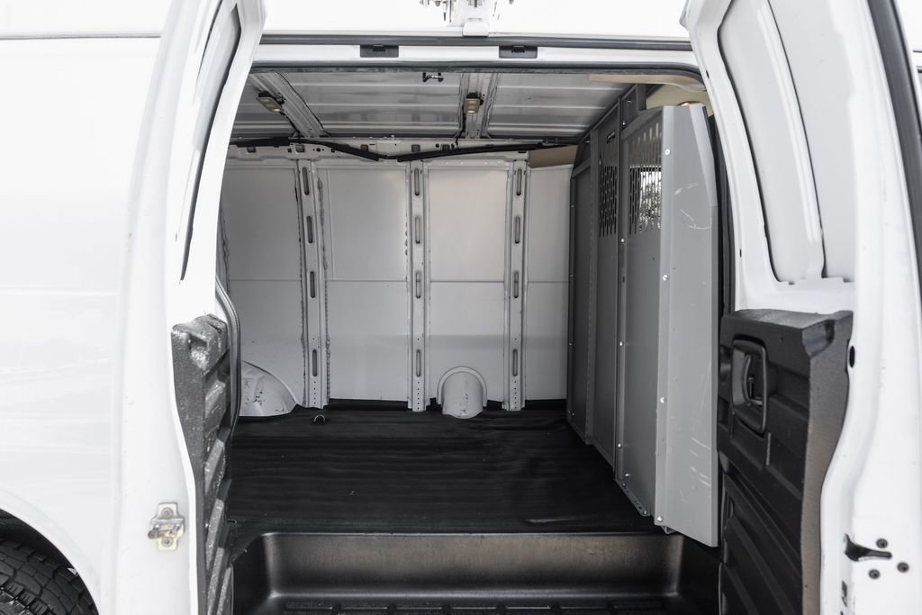 Used 2021 Chevrolet Express 3500 w/ Driver Convenience Package RWD image 33