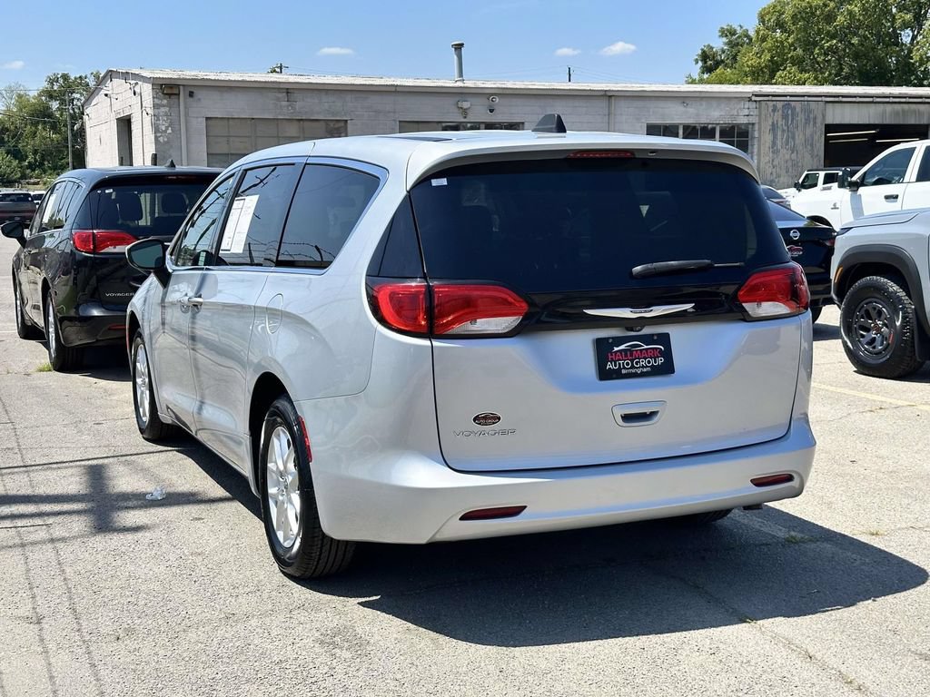 Used 2022 Chrysler Voyager LX FWD image 22