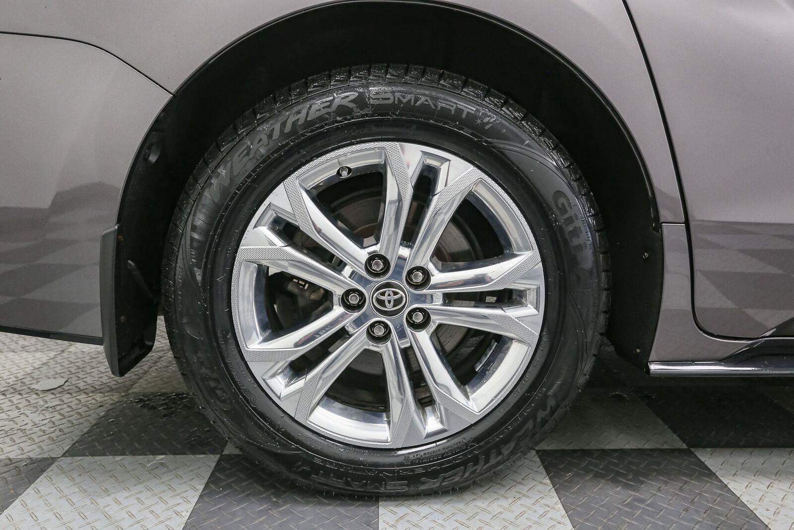 Used 2023 Toyota Sienna Platinum AWD/4WD image 18
