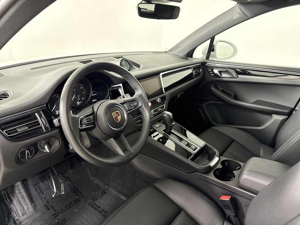 Certified 2025 Porsche Macan image 4