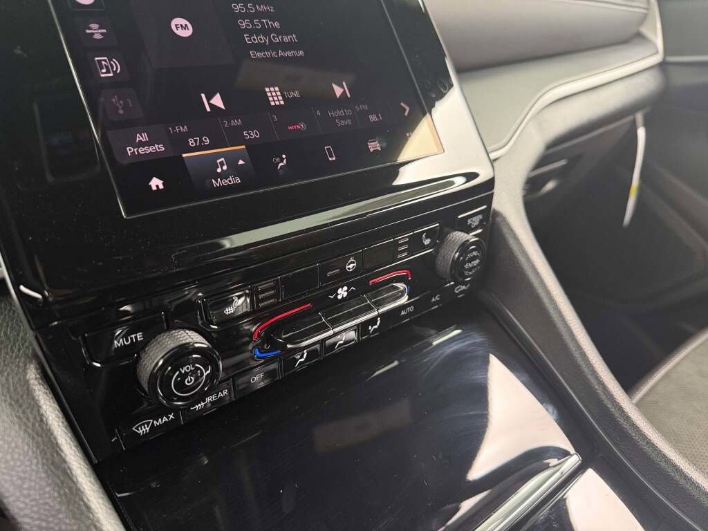 New 2025 Jeep Grand Cherokee L Laredo image 34