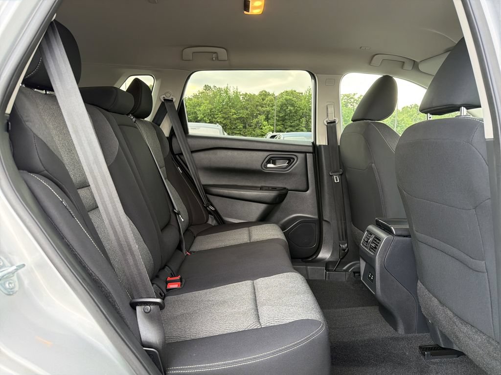 Used 2024 Nissan Rogue SV FWD image 16
