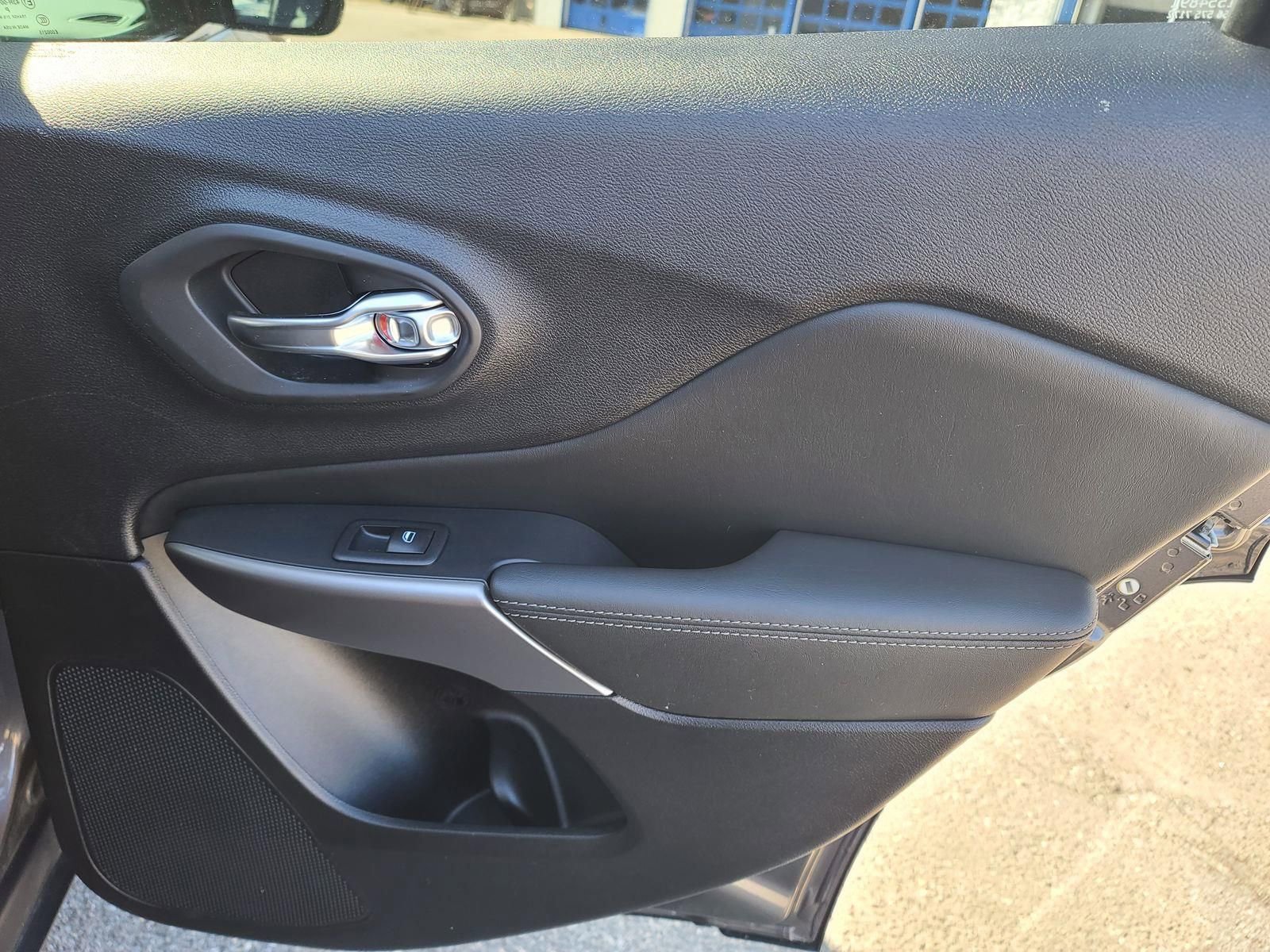 Used 2022 Jeep Cherokee Limited image 19