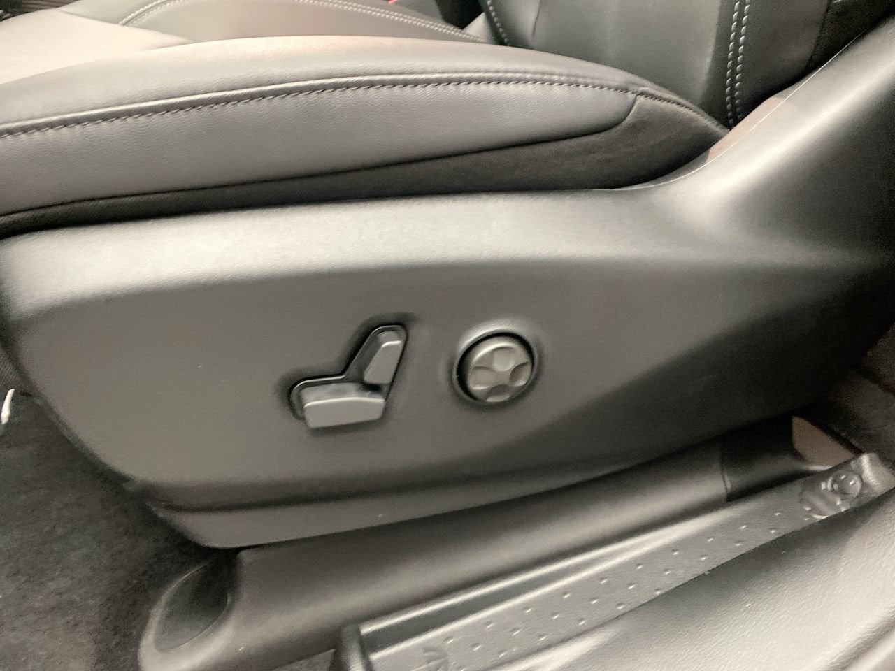 New 2027 Chrysler Pacifica Select w/ Family Tech Group AWD/4WD image 13