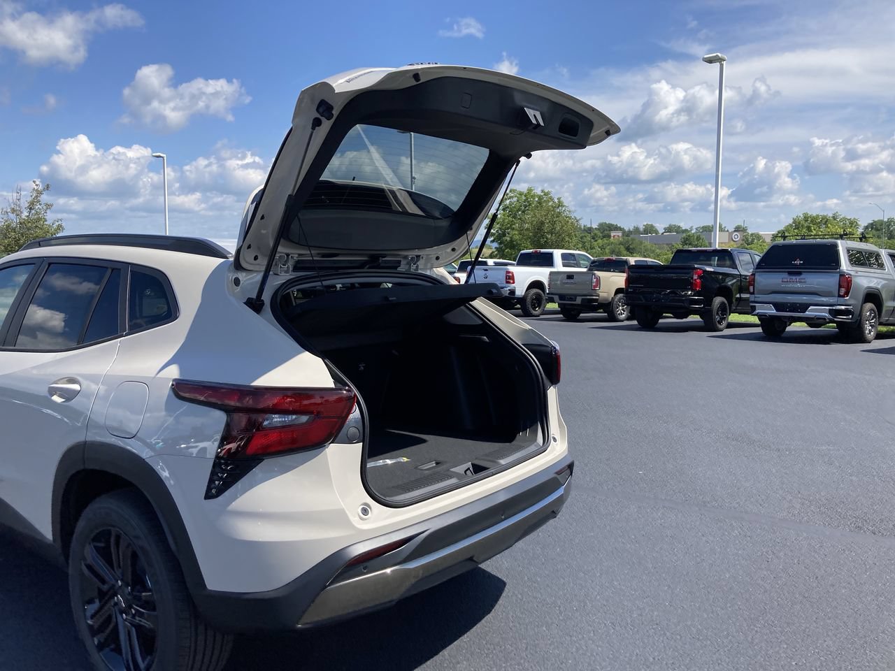 New 2026 Chevrolet Trax ACTIV w/ Sunroof Package FWD image 12