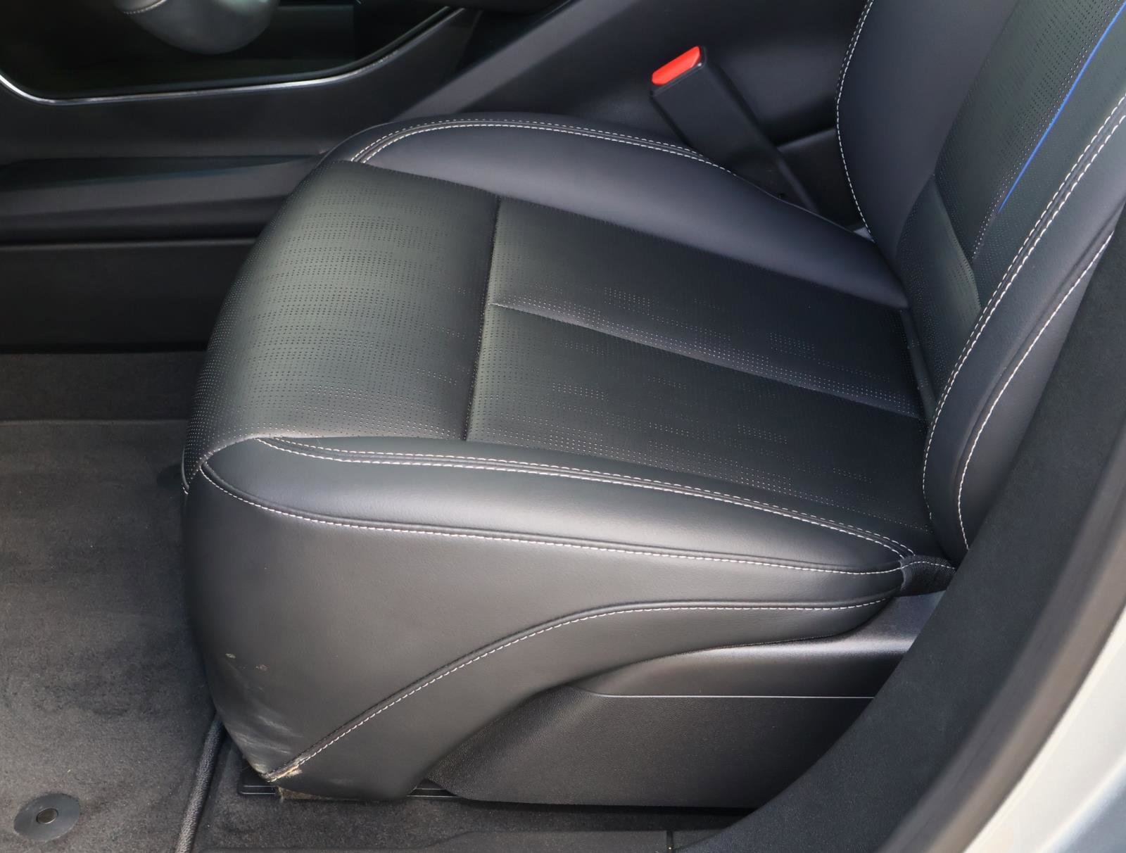 Used 2025 Cadillac Lyriq Luxury w/ LPO, Floor Liner Package RWD image 19