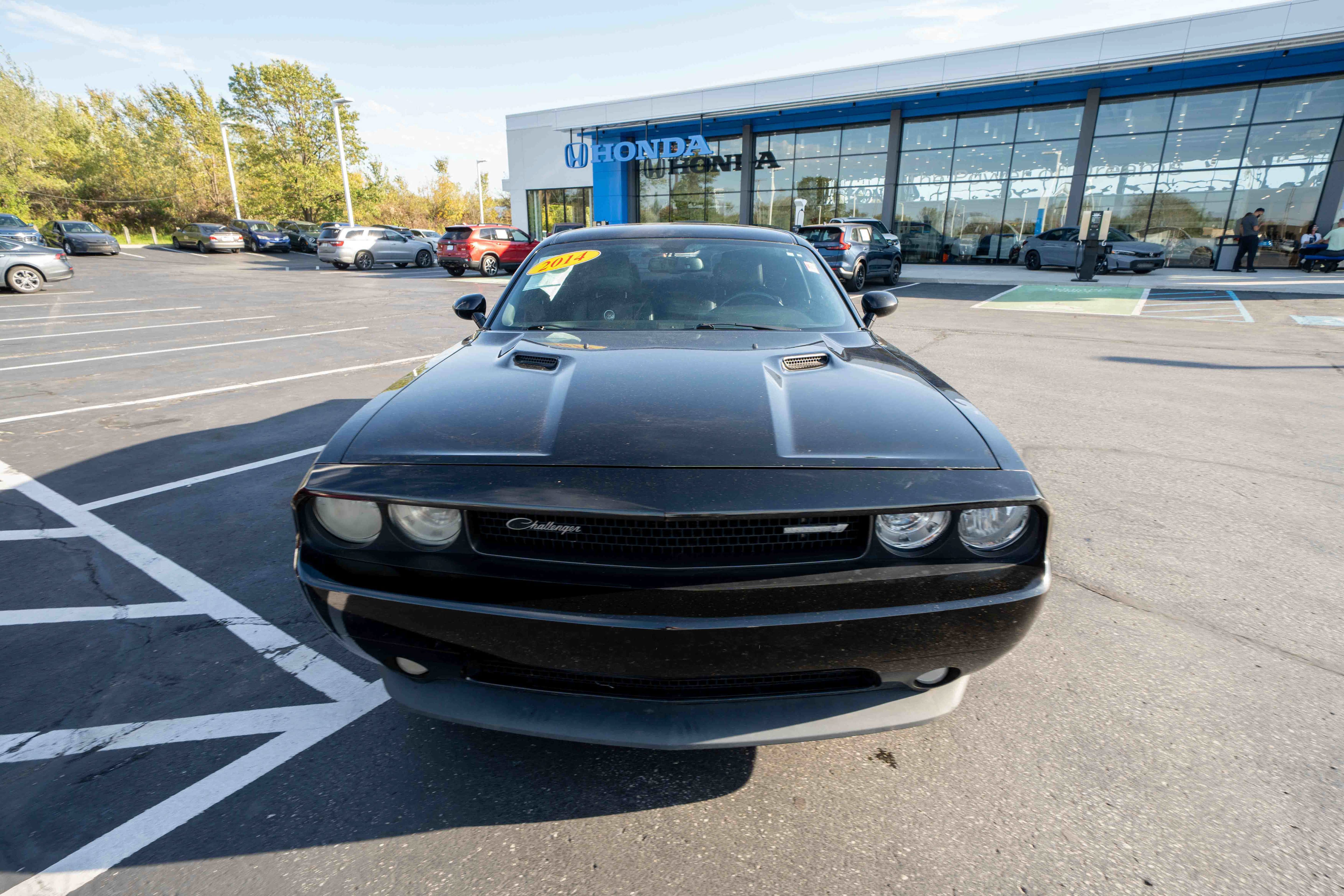Used 2014 Dodge Challenger SXT RWD image 2