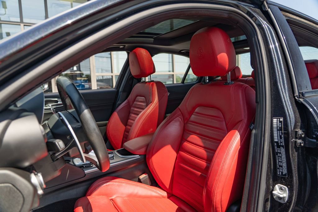 Used 2022 Alfa Romeo Giulia Veloce AWD/4WD image 14