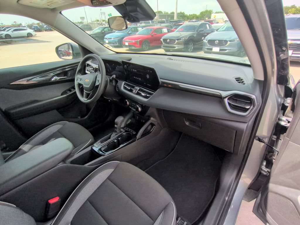 Used 2025 Chevrolet TrailBlazer LT AWD/4WD image 32