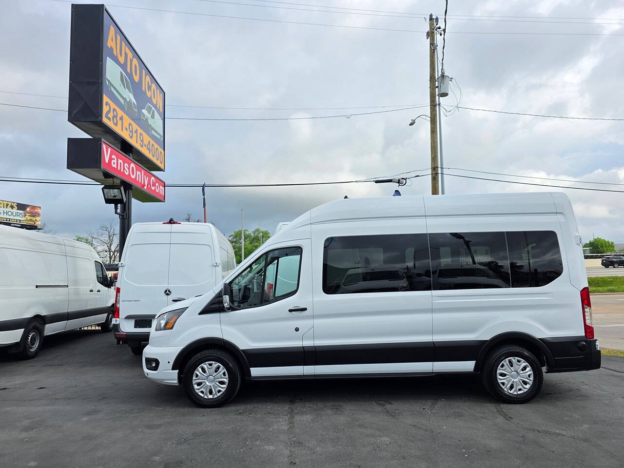 Used 2024 Ford Transit 350 XLT RWD image 4