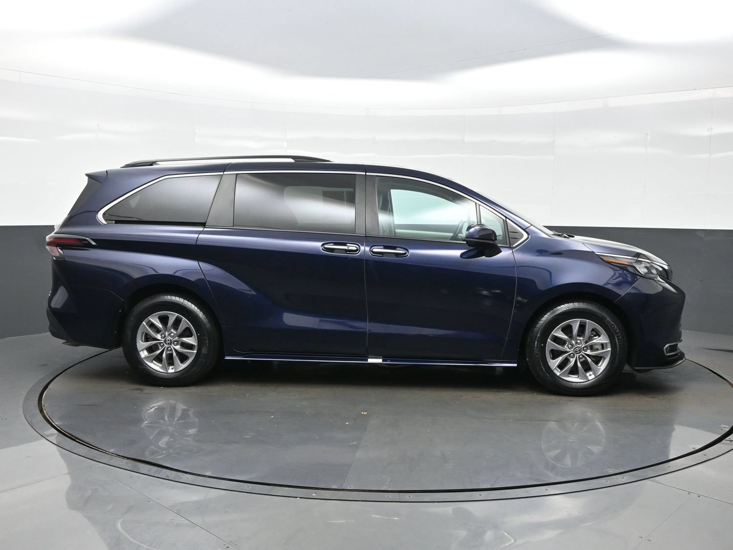 Used 2024 Toyota Sienna XLE FWD image 7