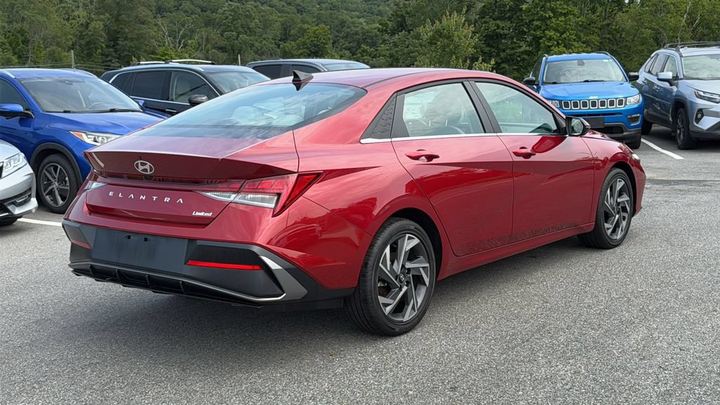 Used 2025 Hyundai Elantra Limited w/ Cargo Package FWD image 4