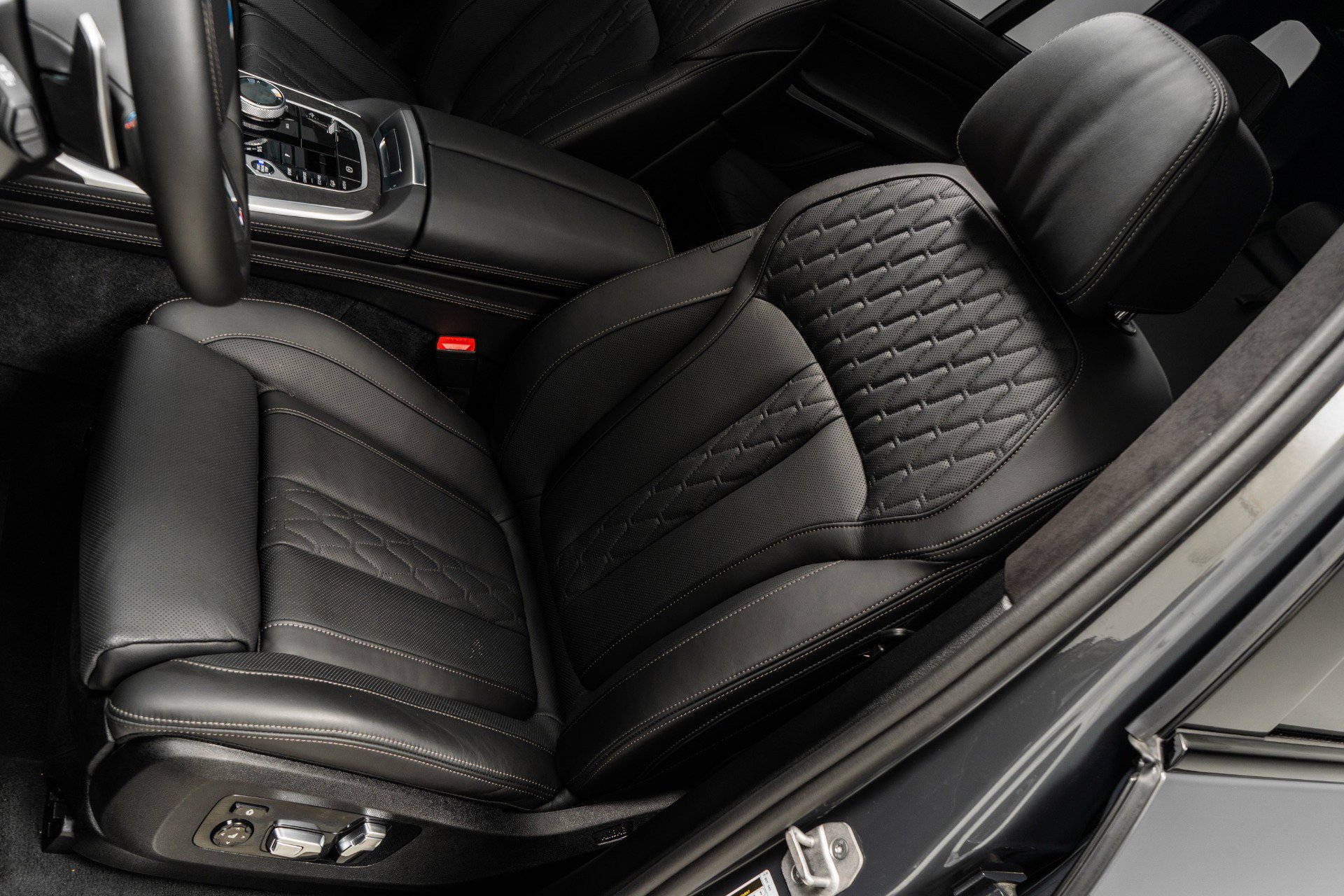 Used 2025 BMW X7 M60i image 23