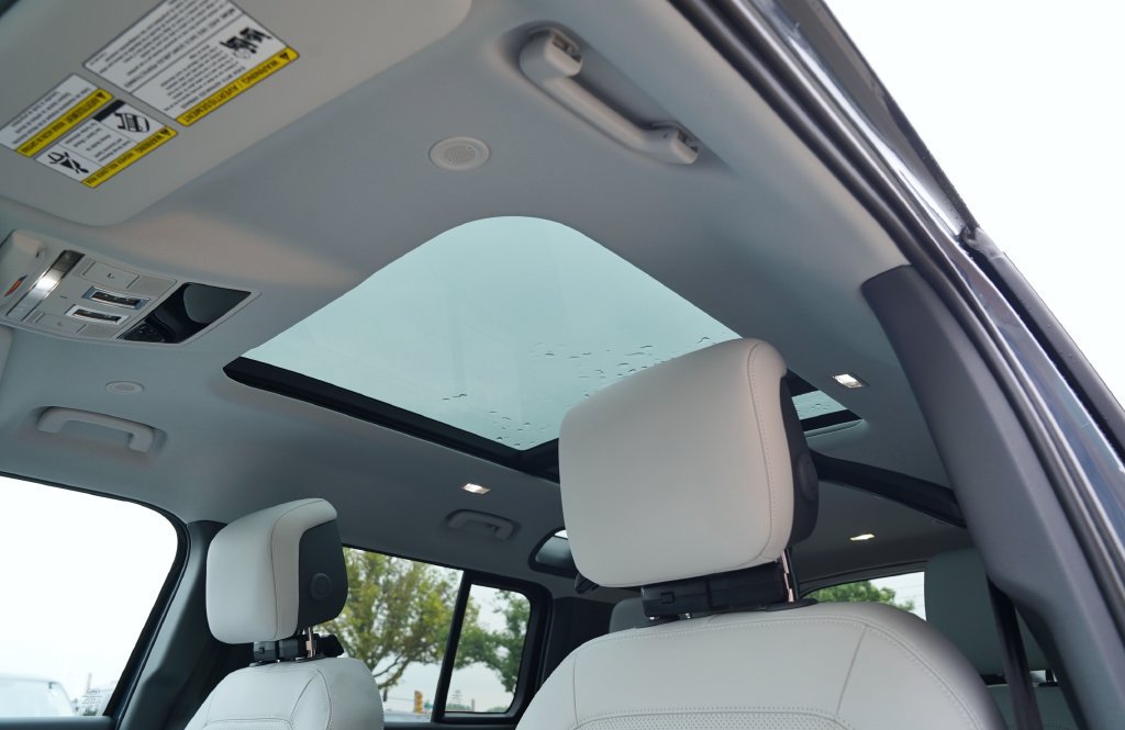 New 2026 Land Rover Defender 110 X-Dynamic SE AWD/4WD image 13