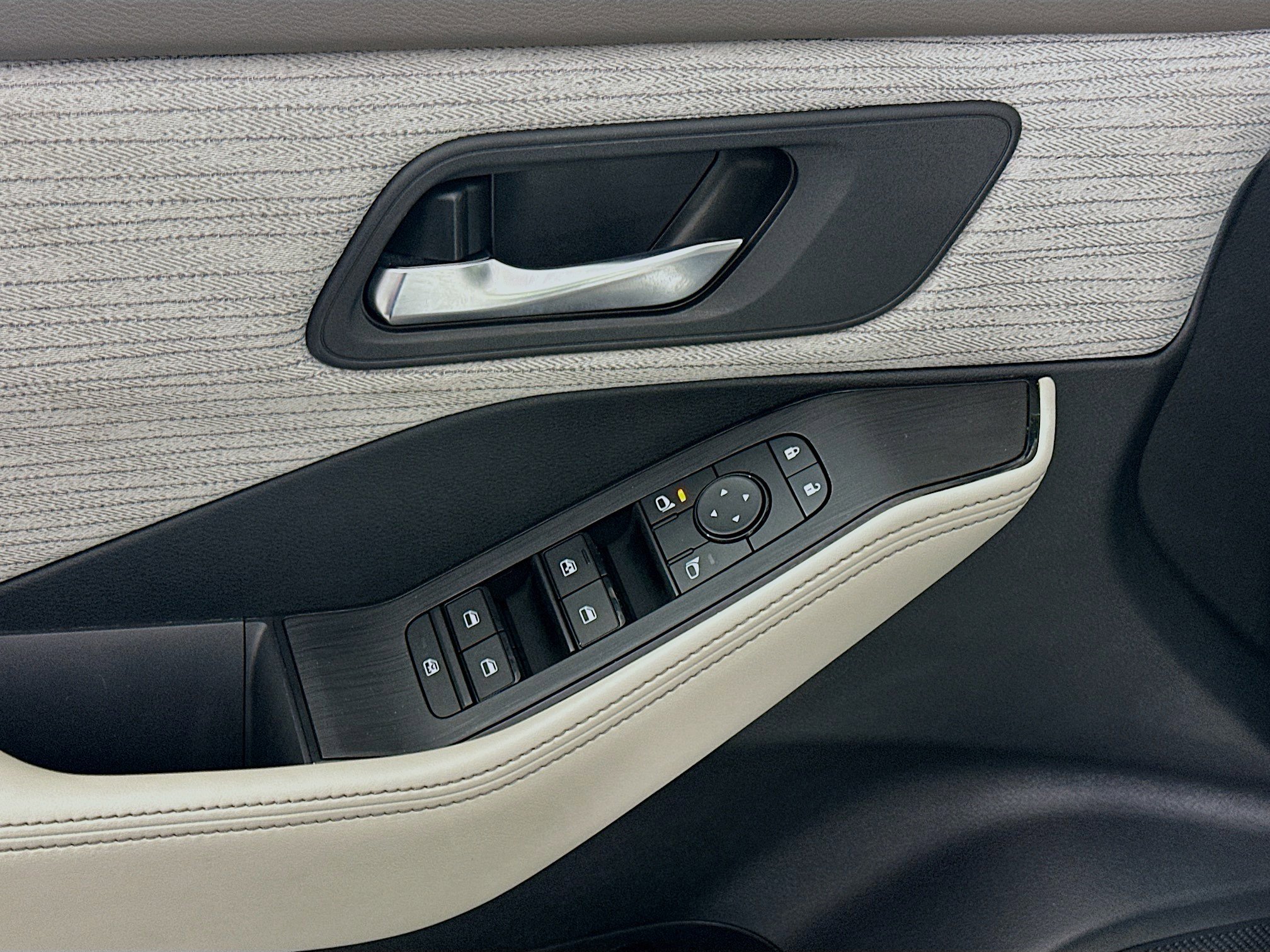 Used 2023 Nissan Rogue SV image 15