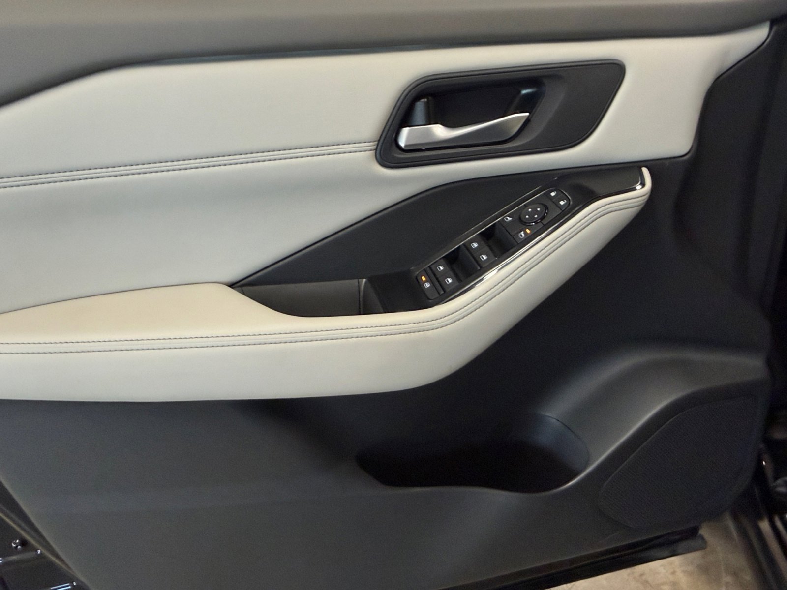 Used 2025 Nissan Rogue SV w/ SV Premium Package image 29