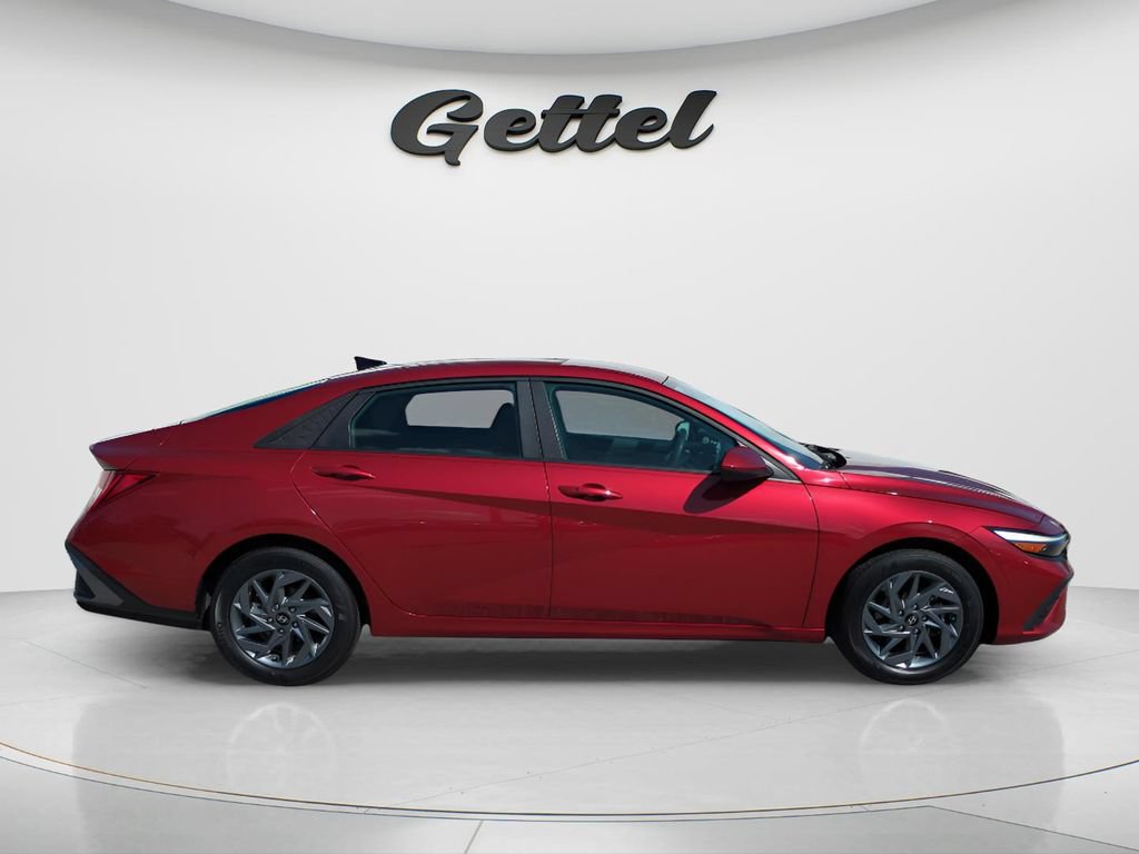 Used 2024 Hyundai Elantra Blue FWD image 4